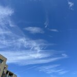 空と雲とマンションの写真